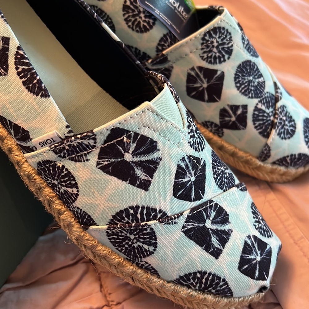 Toms slip on